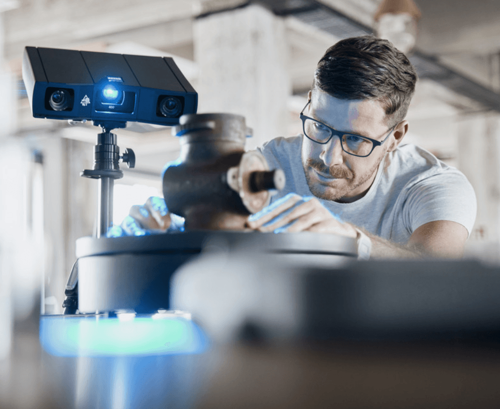 Інженер використовує структурований світловий сканер Zeiss